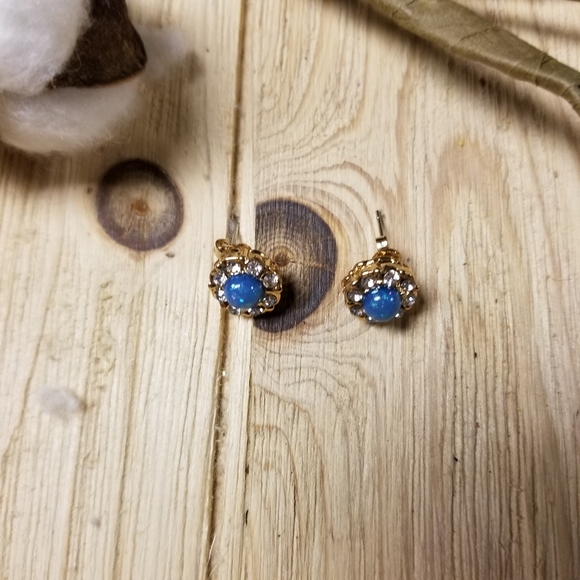 Beautiful Blue Fire Opal stud earrings in GOLD - Picture 2 of 7